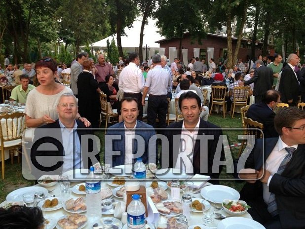 Από αριστερά: Ο πρώην βουλευτής Ν.Δ. και νυν πολιτευτής ΔΗΜΑΡ Αχμέτ Ιλχάν, ο υιός του
