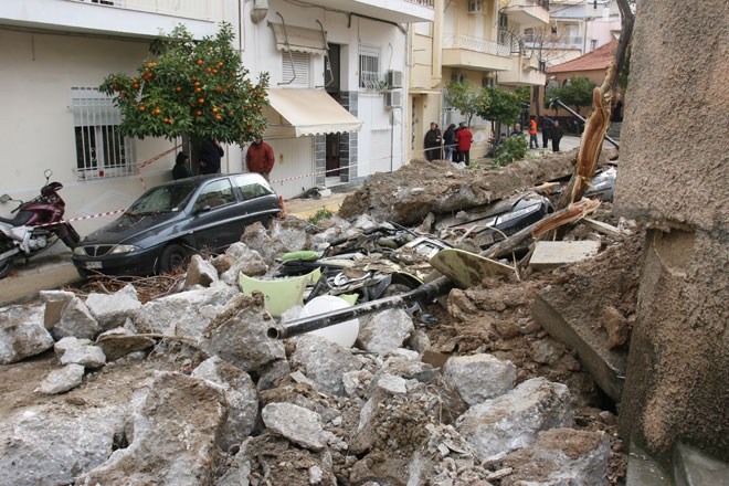 Καισαριανη γκρεμισμα 1