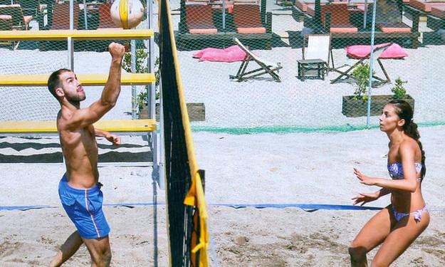 Σπανούλης και Χοψονίδου παίζουν beach volley