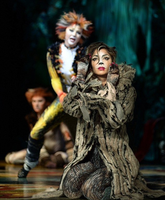 1414098513904_wps_23_2_Nicole_Scherzinger_as_G