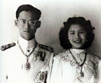 200px-Portrait_bhumibol_sirikit