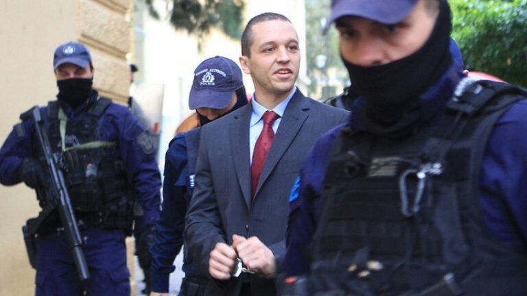 Υπό αποδοκιμασίες η αποχώρηση Κασιδιάρη από την Ευελπίδων