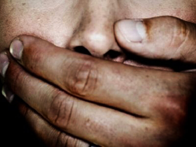 Τέρας – πατριός βίαζε 8χρονο