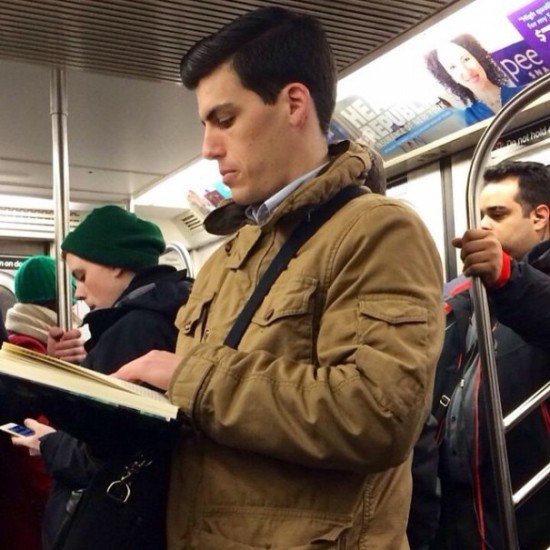 Φωτογραφία από το λογαριασμό "Hot dudes reading"