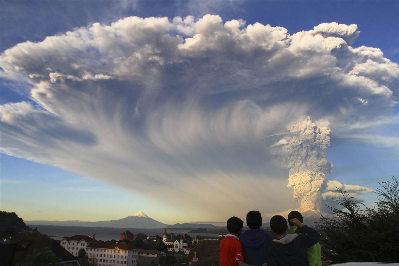 ss-150422-chile-volcano-mn-01.nbcnews-ux-1360-900