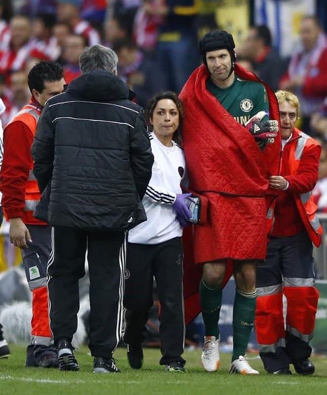 Chelsea's goal keeper Petr Cech walks past manager Jose Mourihno as he is escorted off the pitch by the team doctor Eva Carneiro after being injured during their Champion's League semi-final first leg soccer match against Atletico Madrid at Vicente Calderon stadium in Madrid, April 22, 2014. REUTERS/Darren Staples (SPAIN - Tags: SPORT SOCCER)