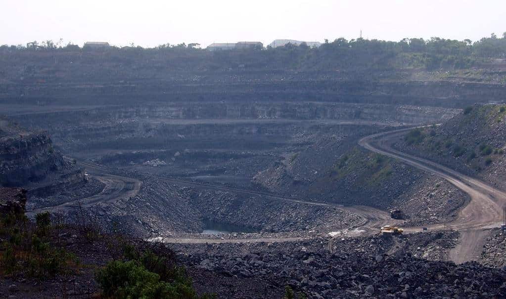 Coal_mine_in_Dhanbad,_India