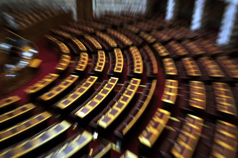 Με πλαστά πτυχία βρέθηκαν 15 υπάλληλοι της Βουλής