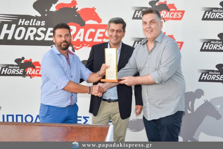 Οδυσσέας Χριστοφόρου Αντιπρόεδρος Ιπποδρομίες και Αντώνης Λουδάρος βραβεύουν τον Χρήστο Σταύρου εκπρόσωπο της ιδιοκτησίας του ίππου ΑΝΝΥ ΓΚΟΓΚ