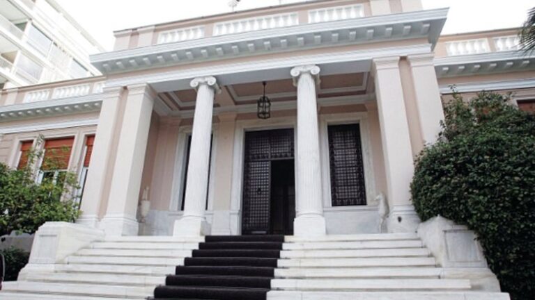 Ένταση και προσαγωγές έξω από το Μαξίμου (Φώτο)