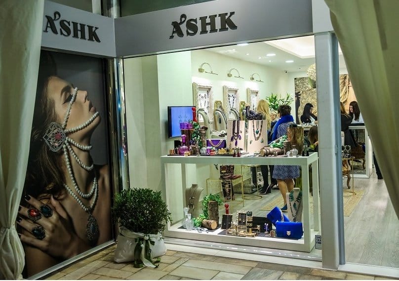 Η Boutique ASHK βρίσκεται στο Εμπορικό Κέντρο Φοίνικες, Κολοκοτρώνη 7, στην Κηφισιά.