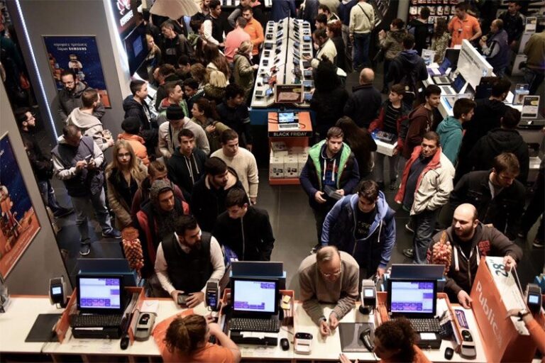 Φρενίτιδα για την Black Friday (PHOTOS)