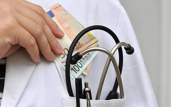 Συλλήψεις δύο γιατρών & ενός τραυματιοφορέα για «φακελάκι»