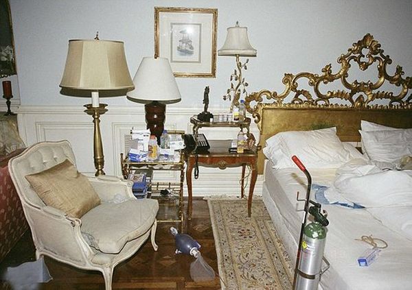 Michael Jacksons chaotic bedroom 02