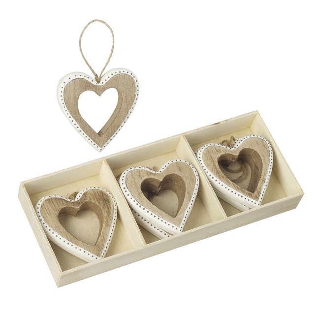 wooden-hanging-heart-decoration