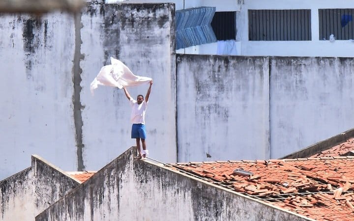 eight col brazil prison flag