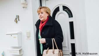 Η σωσίας της καγκελαρίου δεν περνά ποτέ απαρατήρητη ενώ πολλοί της ζητούν να φωτογραφηθούν μαζί της. H Ούρσουλα Νάβα-Βανέτσκι σωσίας δεν θέλει να σε καμία περίπτωση να χαλάσει τη φήμη της πραγματικής καγκελαρίου.