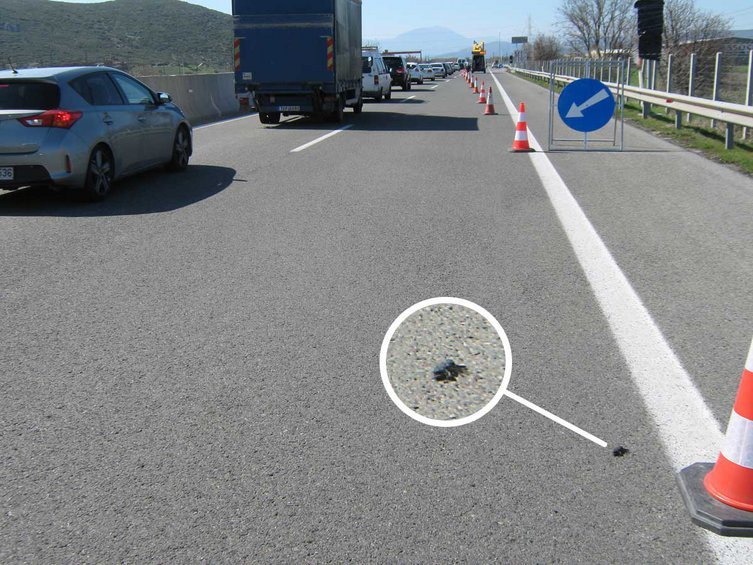 Το κομμάτι από το πίσω δεξιά ελαστικό που βρέθηκε σε απόσταση περίπου 150 μέτρων από το δυστύχημα.