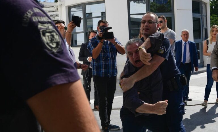“Αλήτη, φέρε πίσω το παιδί μου” (video)