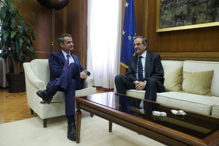 Η συνάντηση Μητσοτάκη Σαμαρά στη Βουλή