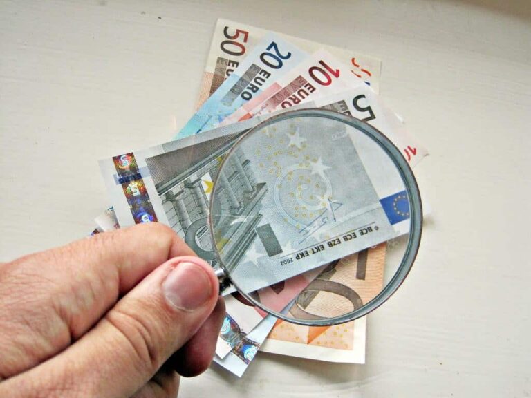 Έτσι θα ξεχωρίζετε τα πλαστά χαρτονομίσματα (εικόνες-βίντεο)