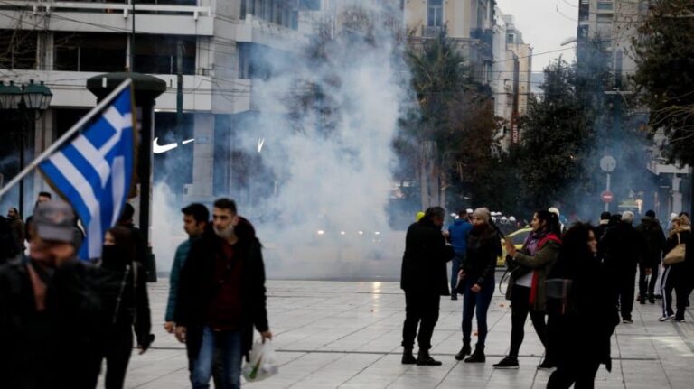 Σύνταγμα: Επεισόδια και χημικά με αρνητές του κορωνοϊού [βίντεο]