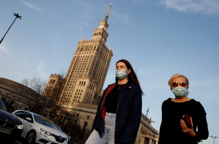 poland-corΈνας συνδυασμός αιτιών, σύμφωνα με τον Παγκόσμιο Οργανισμό Υγείας (ΠΟΥ), οδηγεί στη νέα αύξηση των κρουσμάτων κορονοϊού ανά την Ευρώπη: ο σκεπτικισμός για τα εμβόλια που υπάρχει ακόμη, το κρύο που φέρνει τους ανθρώπους σε εσωτερικούς χώρους, η αδιαφορία ενίοτε για χρήση μάσκας, αλλά και η μείωση της προστασίας από τον εμβολιασμό, που εξασθενεί συνήθως πέντε μήνες μετά την πρώτη δόση. Επιπλέον, η ευρέως πλέον διαδεδομένη μετάλλαξη Δέλτα θεωρείται πιο μεταδοτική. <img class=