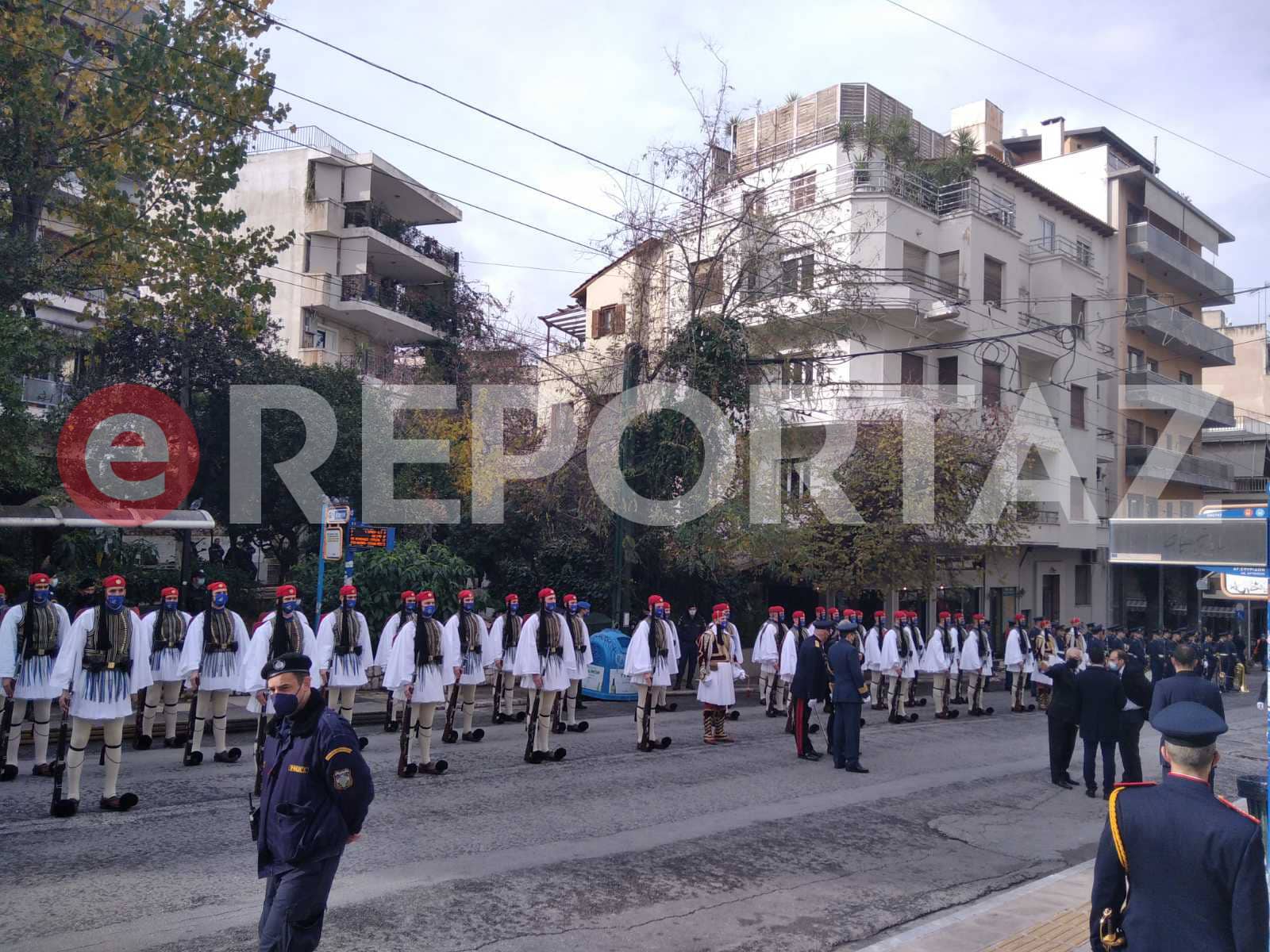 Εφτασε στον Ιερό Ναό του Αγίου Σπυρίδωνα στο Παγκράτι η σορός του Κάρολου Παπούλια.