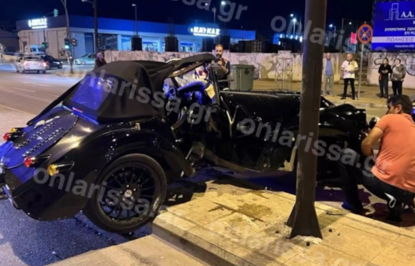 Τροχαίο στη Λάρισα: Γνωστός γιατρός έπεσε σε κολώνα με σπάνιο αυτοκίνητο