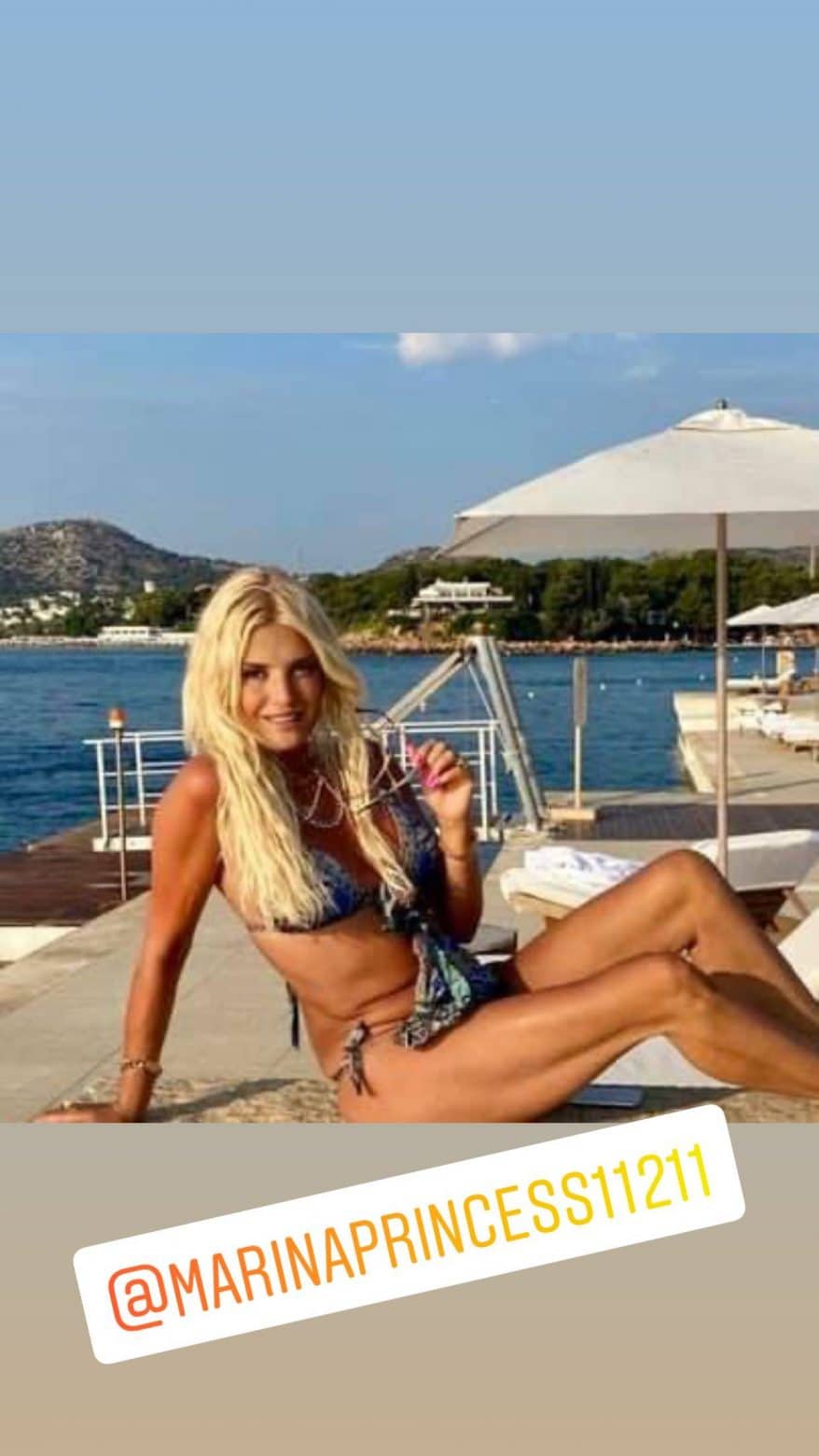 Μαρίνα Πατούλη: Εντυπωσιάζει με το φλοράλ μπικίνι και χωρίς ρετούς