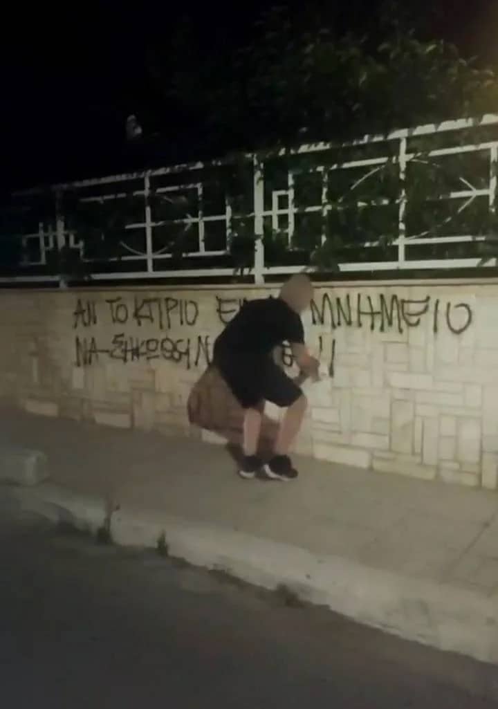 Παρέμβαση του Ρουβίκωνα στο σπίτι του γ.γ. της Βουλής Γιώργου Μυλωνάκη