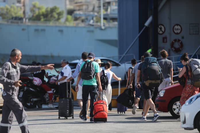 ΠΕΙΡΑΙΑΣ ΛΙΜΑΝΙ ΑΝΑΧΩΡΗΣΗ ΤΑΞΙΔΙΩΤΩΝ λιμάνι