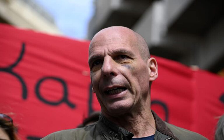 Διχάζει η παρουσία Βαρουφάκη στη Γερμανία
