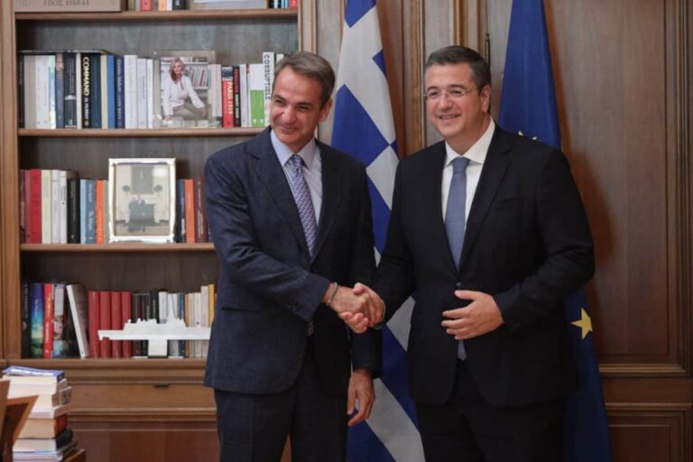 Politico για Α. Τζιτζικώστα:  «Ο γαιοκτήμονας Επίτροπος»