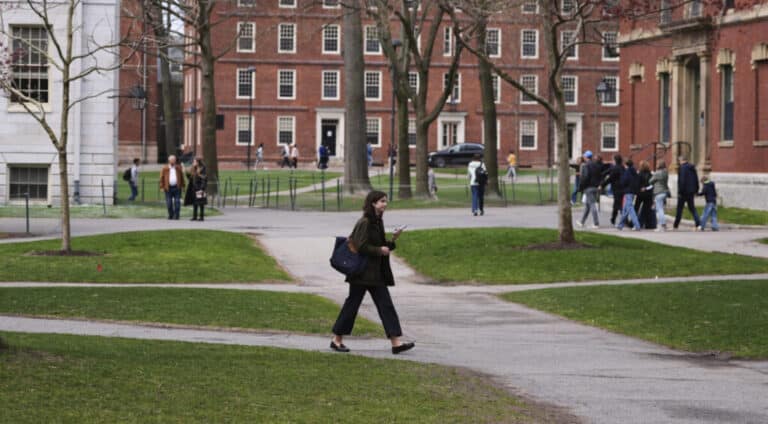 Ο Τραμπ εμποδίζει το Χάρβαρντ να εγγράφει ξένους φοιτητές