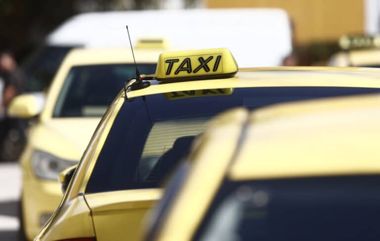 Ταξί: Πανελλαδική απεργία διαρκείας από την Τρίτη