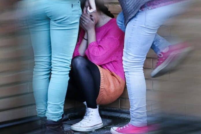 bullying-koritsi μαθήτριες