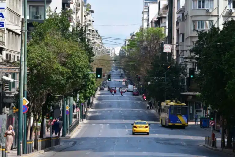 Κυριακή του Πάσχα: Άδεια η Αθήνα – Σπάνιες εικόνες ηρεμίας στο κέντρο της πόλης