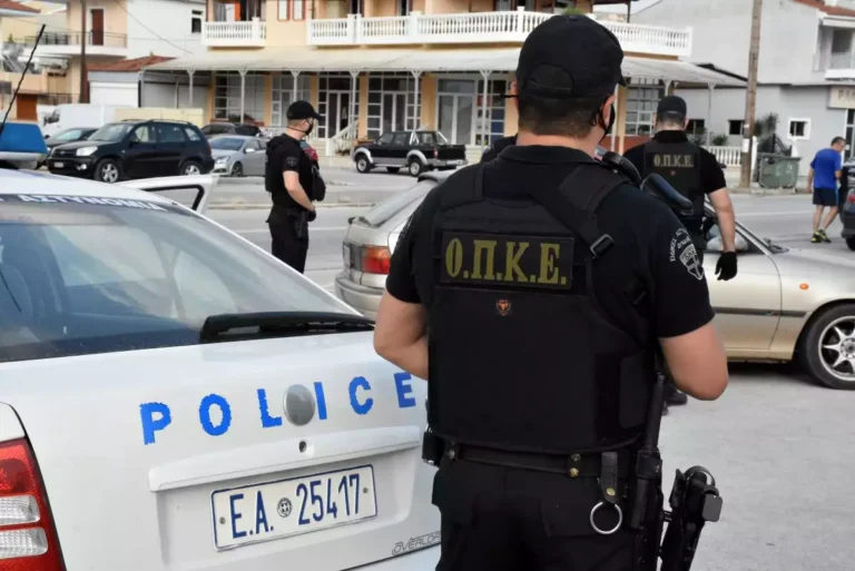 Κρήτη: Άνδρας κυνηγούσε εργάτες με μπαλτά